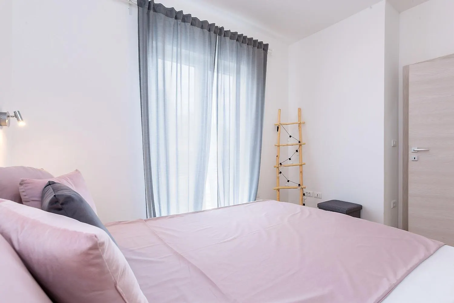 Villa Aria - Family Friendly In Pula For 6 People With Private Swimming Pool