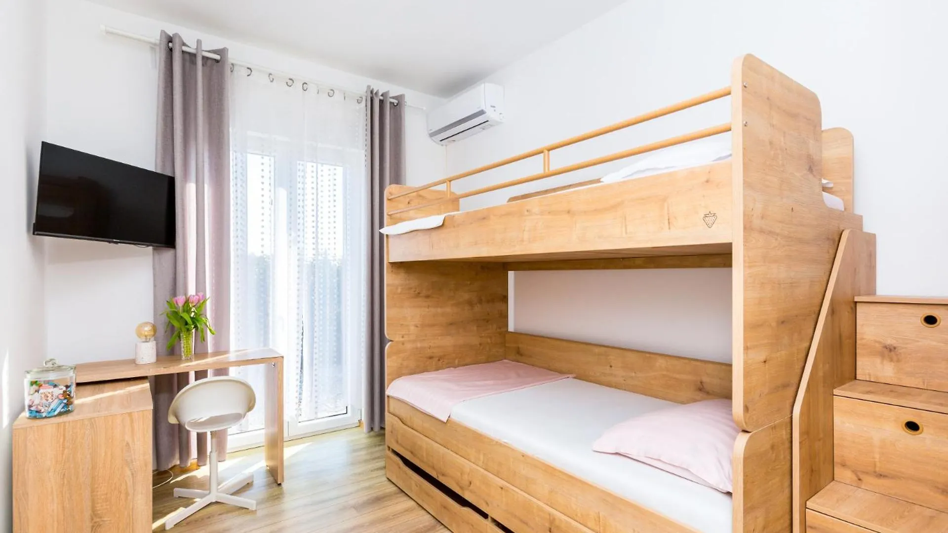 Villa Aria - Family Friendly In Pula For 6 People With Private Swimming Pool